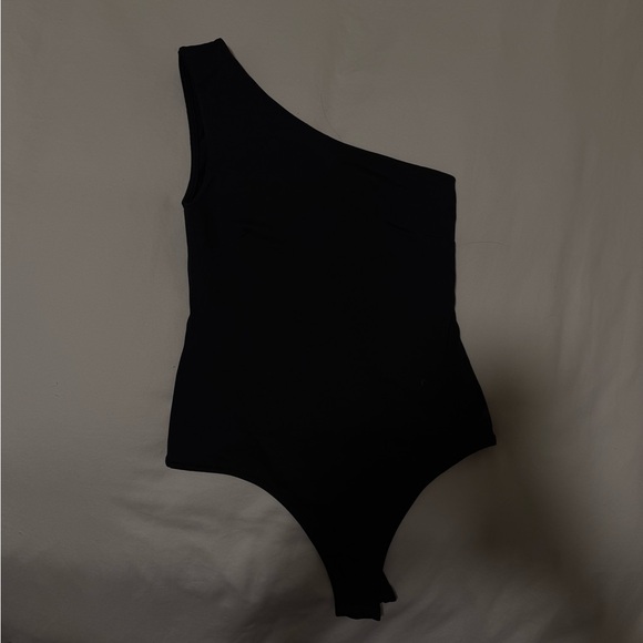 Black One-Shoulder Bodysuit - Picture 5 of 6